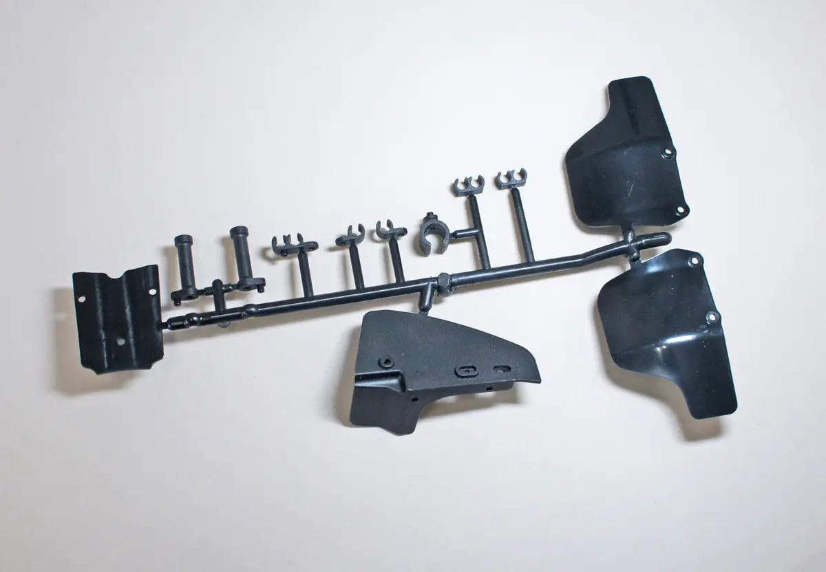 Mugen E2825a Fuel Tank / Suspension Arm Guard Set: X8r 1